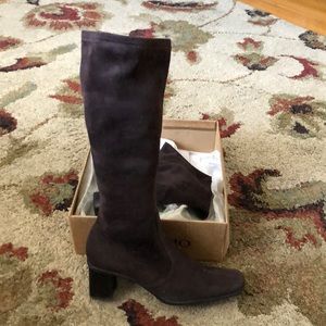 Suede boots with stretchy calf and zipper